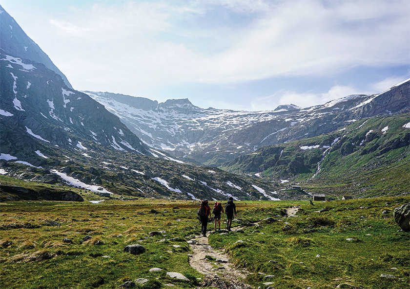 Groupe de jeunes sur un sentier de montagne.