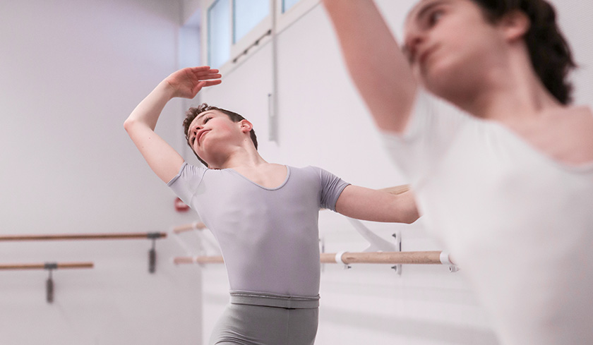 Photo de deux jeunes danseurs classique à l'entrainement