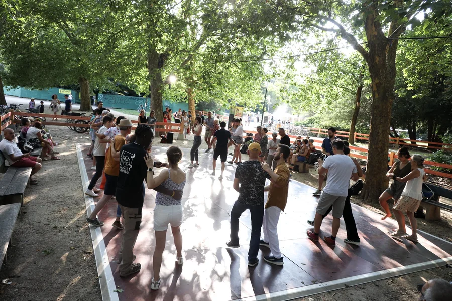 Photo de danseurs sur une piste de danse sous les arbres