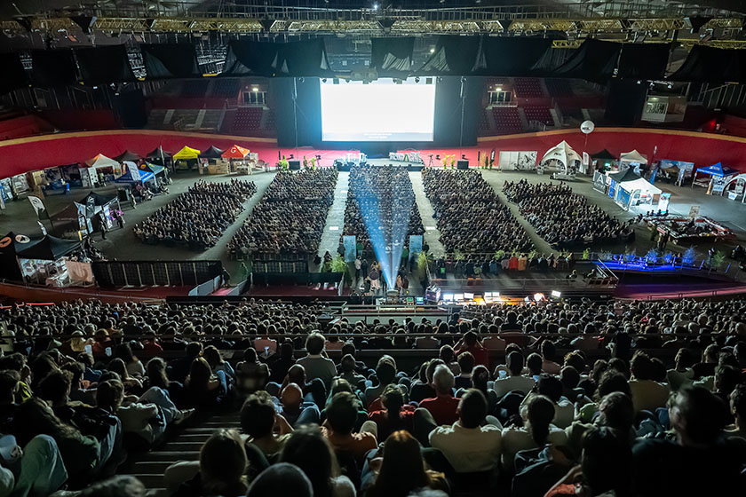 Public du palais des sports devant l'écran