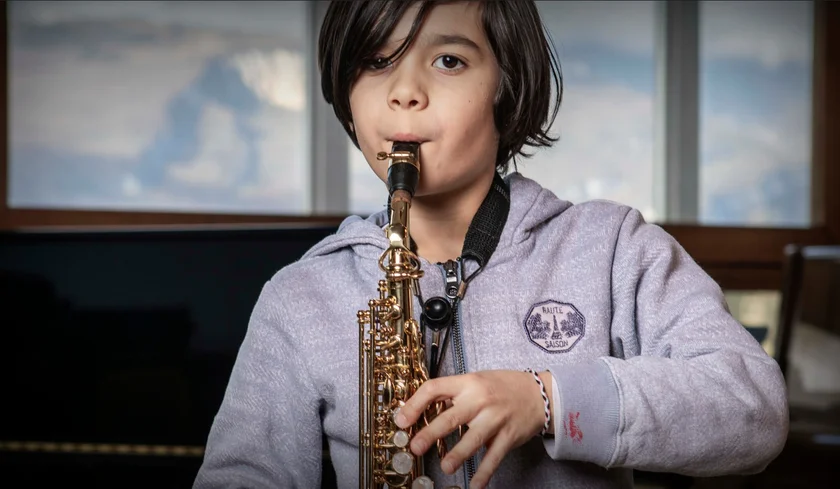 Photo d'un jeune saxophoniste.