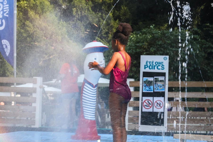 Photo d'une enfant dans les jeux d'eau de l'été oh! parcs