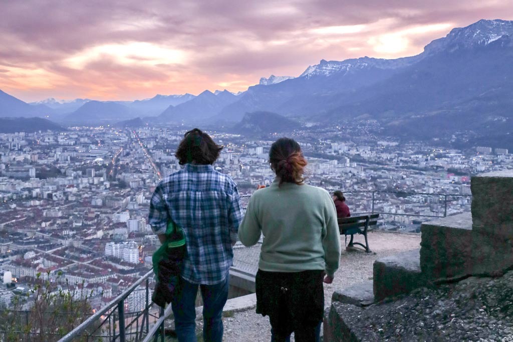 Deux personnes regardent la ville depuis le fort de la Bastille
