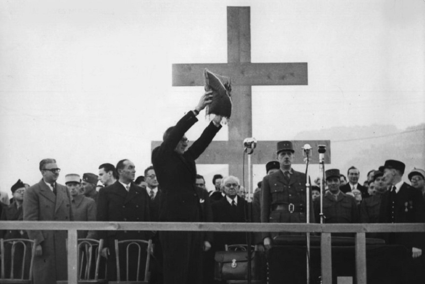 En sa qualité de maire de Grenoble, Frédéric Lafleur reçoit des mains du général de Gaulle, et au nom de la ville, la croix de la Libération le 5 novembre 1944, sur la place Pasteur.