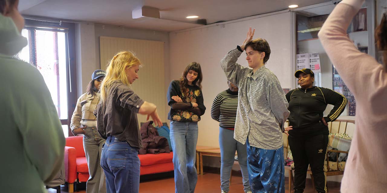 Kamma montre à plusieurs personnes un mouvement