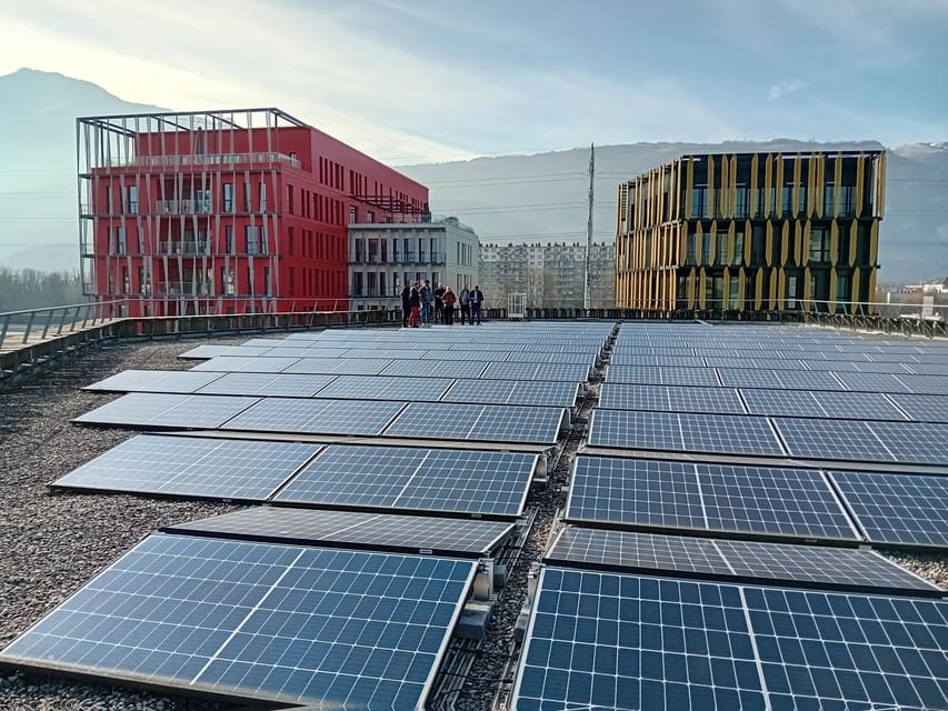 Panneaux photovoltaïques sur les toits de Grenoble