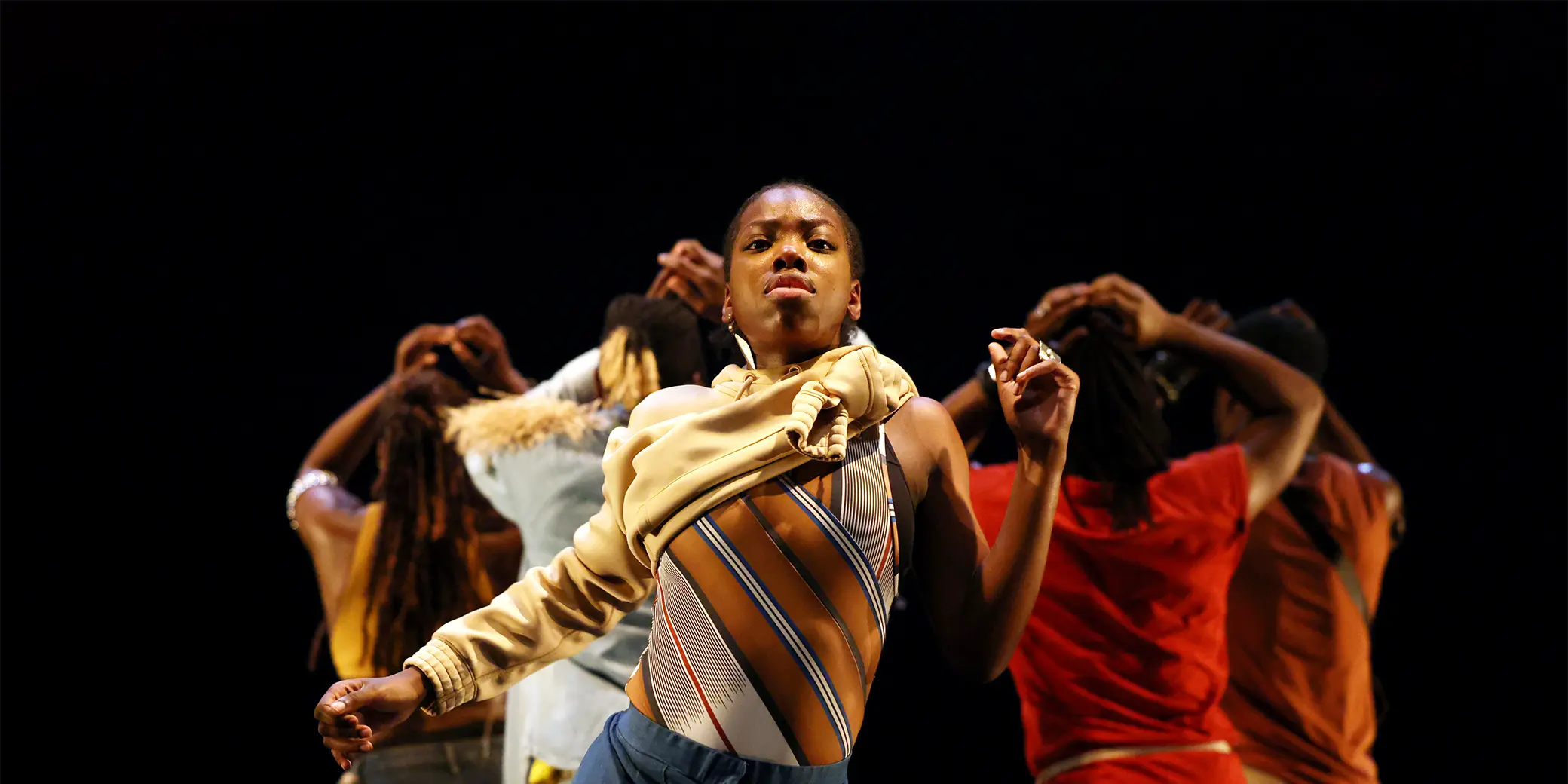 L'une des danseuses regarde droit vers l'avant 