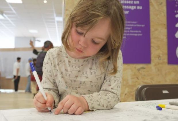 Petite fille qui dessine