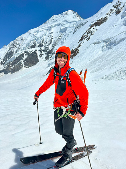 Vivian Bruchez souriant, sur ses skis