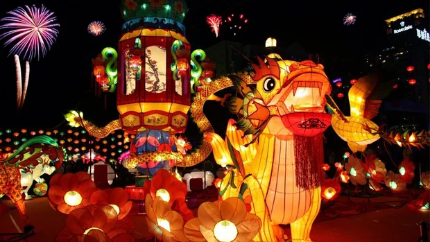 Célébration de la fête de la mi-automne au Vietnam avec des lanternes traditionnelles : une scène de conte de fée pour les enfants..