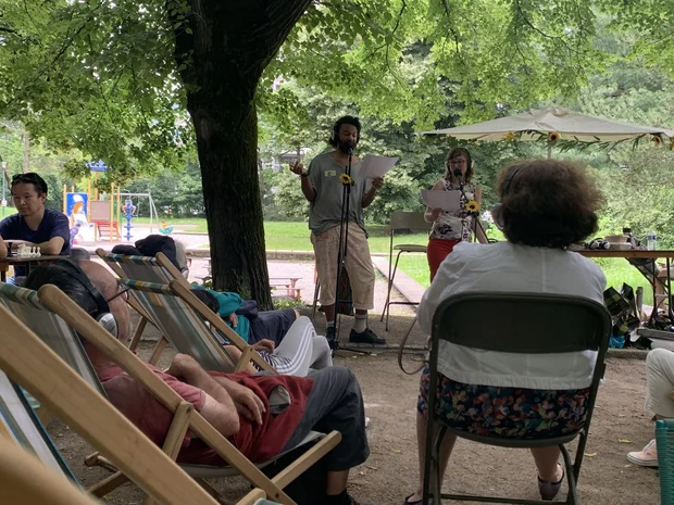 Photo de personnes dans des transats écoutant les lectures d'Anagramme