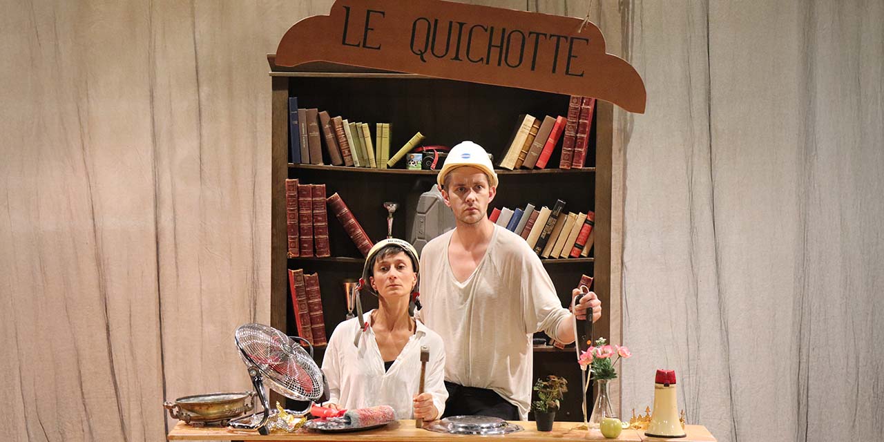 Les deux comédien-nes sont sur scène en tenue
