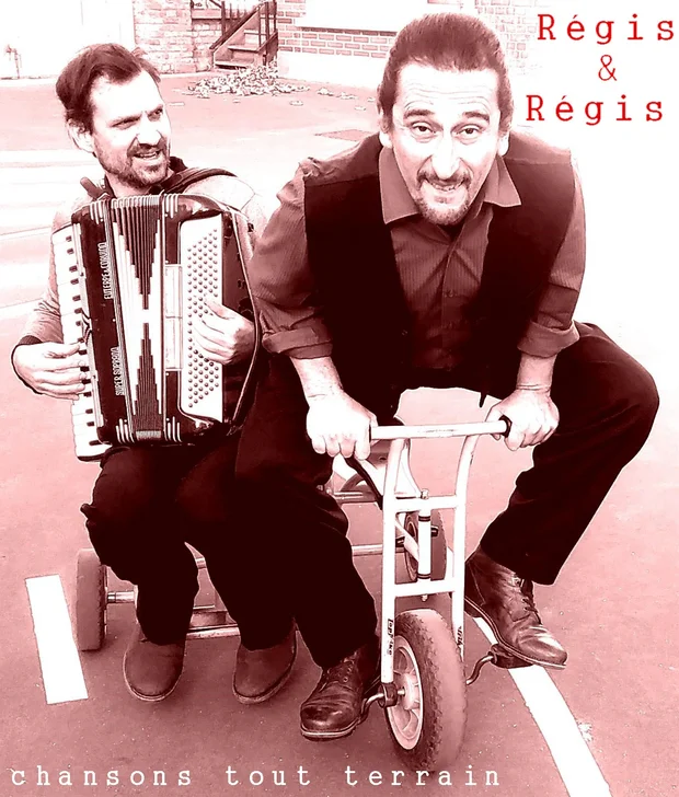 Photos de Régis et Régis sur un vélo enfant
