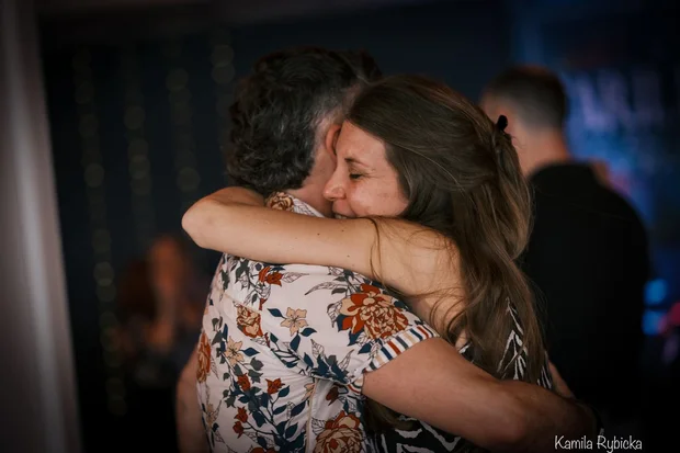 Deux personnes enlacées sur un air de tango