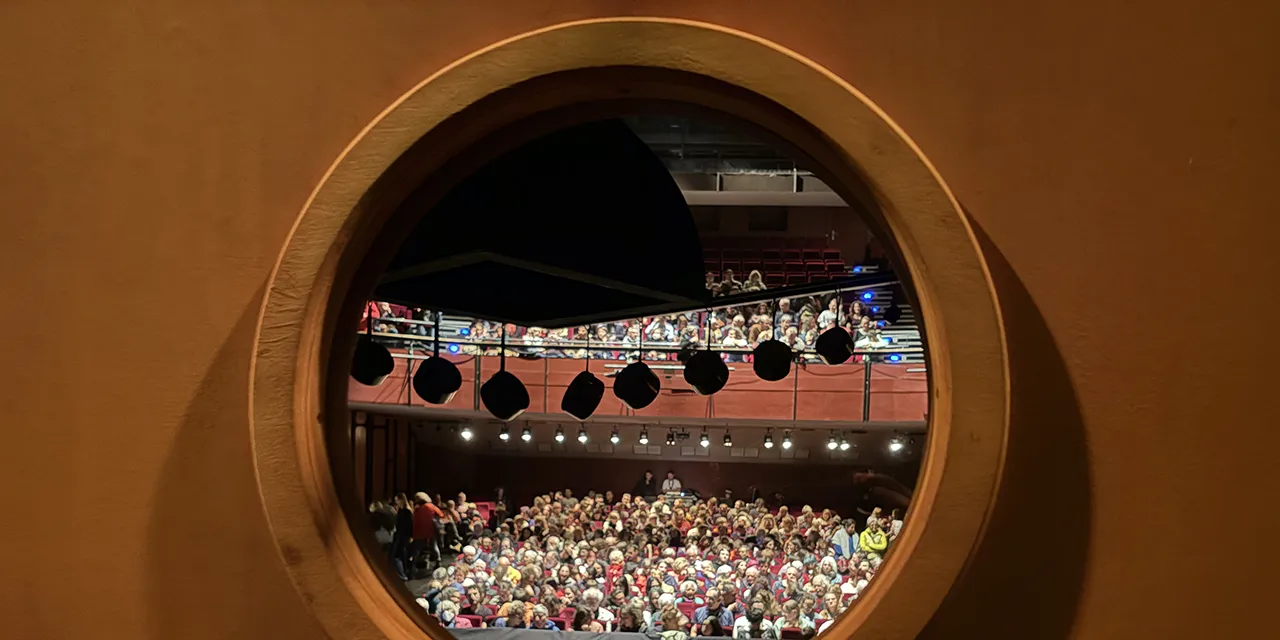 La salle du Grand Théâtre vu par la fenêtre d'une porte.