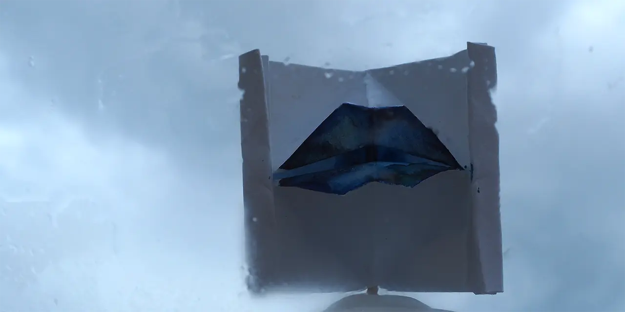 Une bouche en papier bleu 