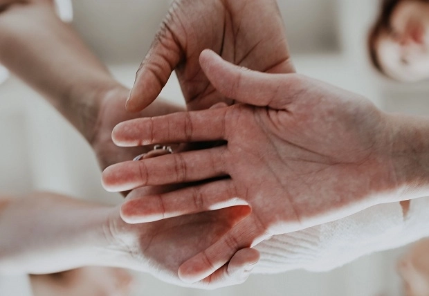 Un groupe divers de personnes se tenant par la main, symbolisant l'unité et le travail d'équipe