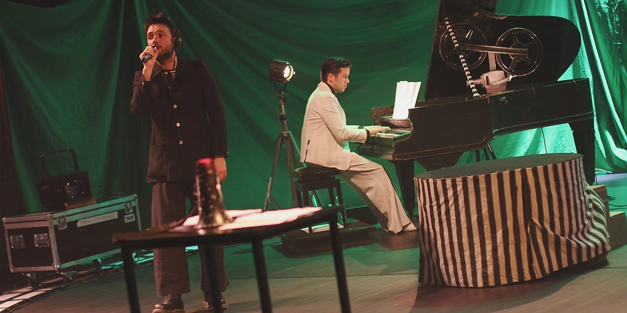 Aurélien Villard chante et François joue du piano