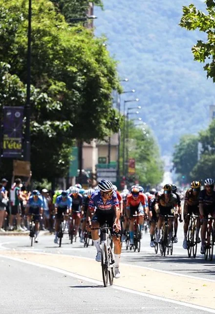 Photo du peloton du Tour de France dans avenue Jean Perrot à Grenoble