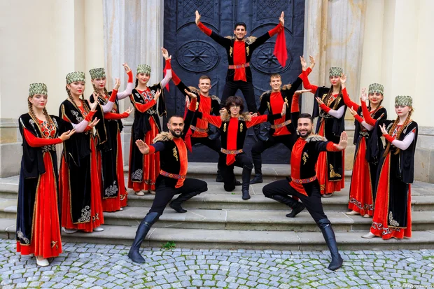 Photo de membre d'Araks en tenue traditionnelle