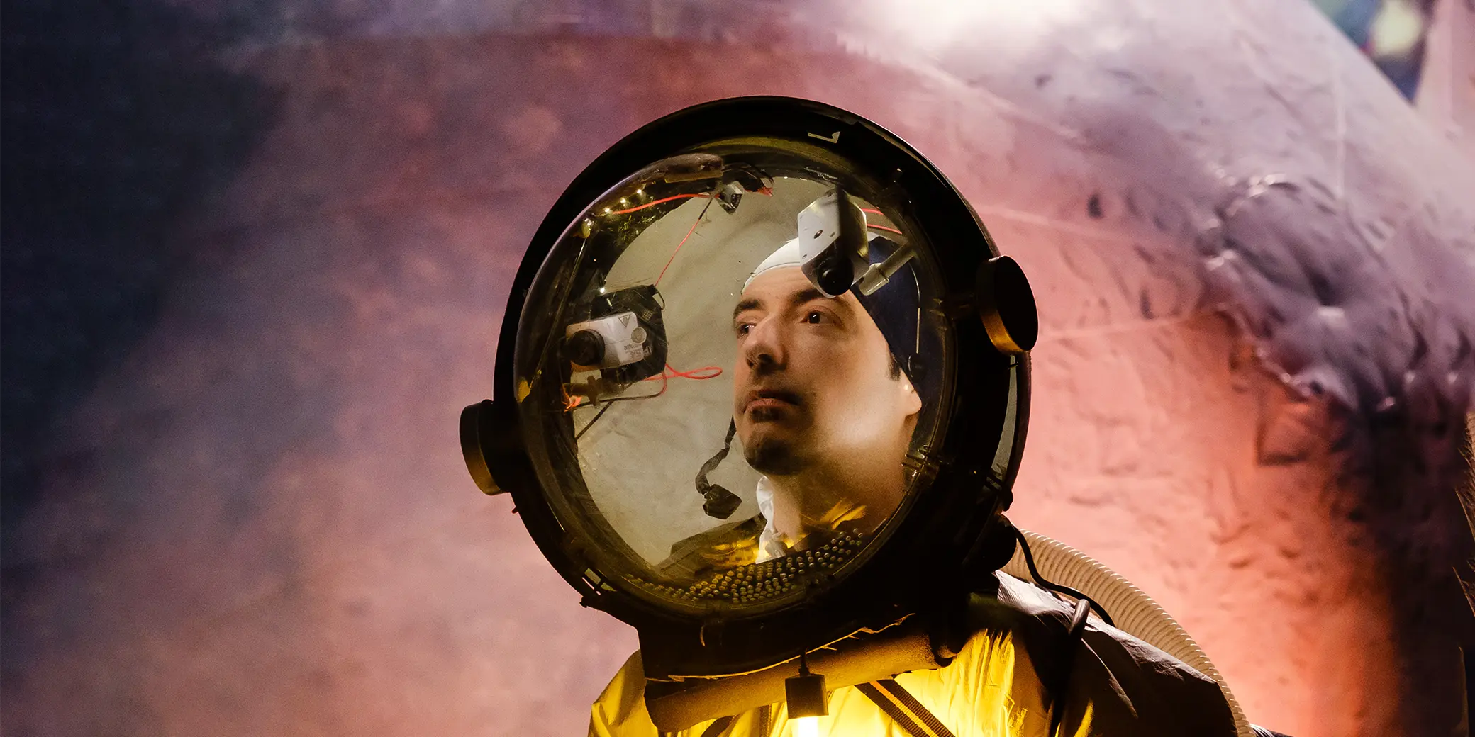 Le comédien est habillé en astronaute