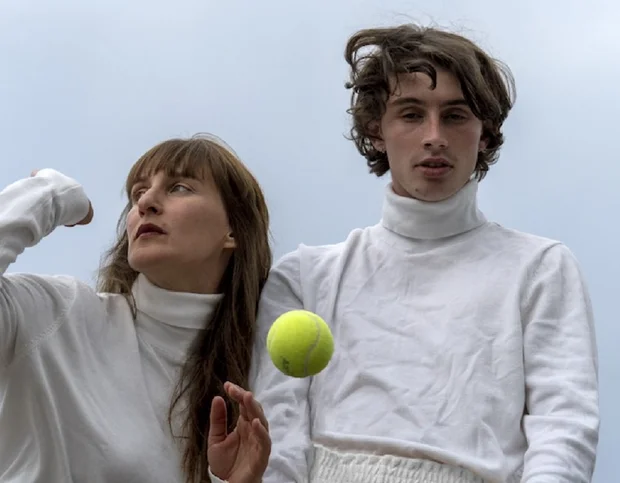 Photo de deux danseurs avec une balle de tennis