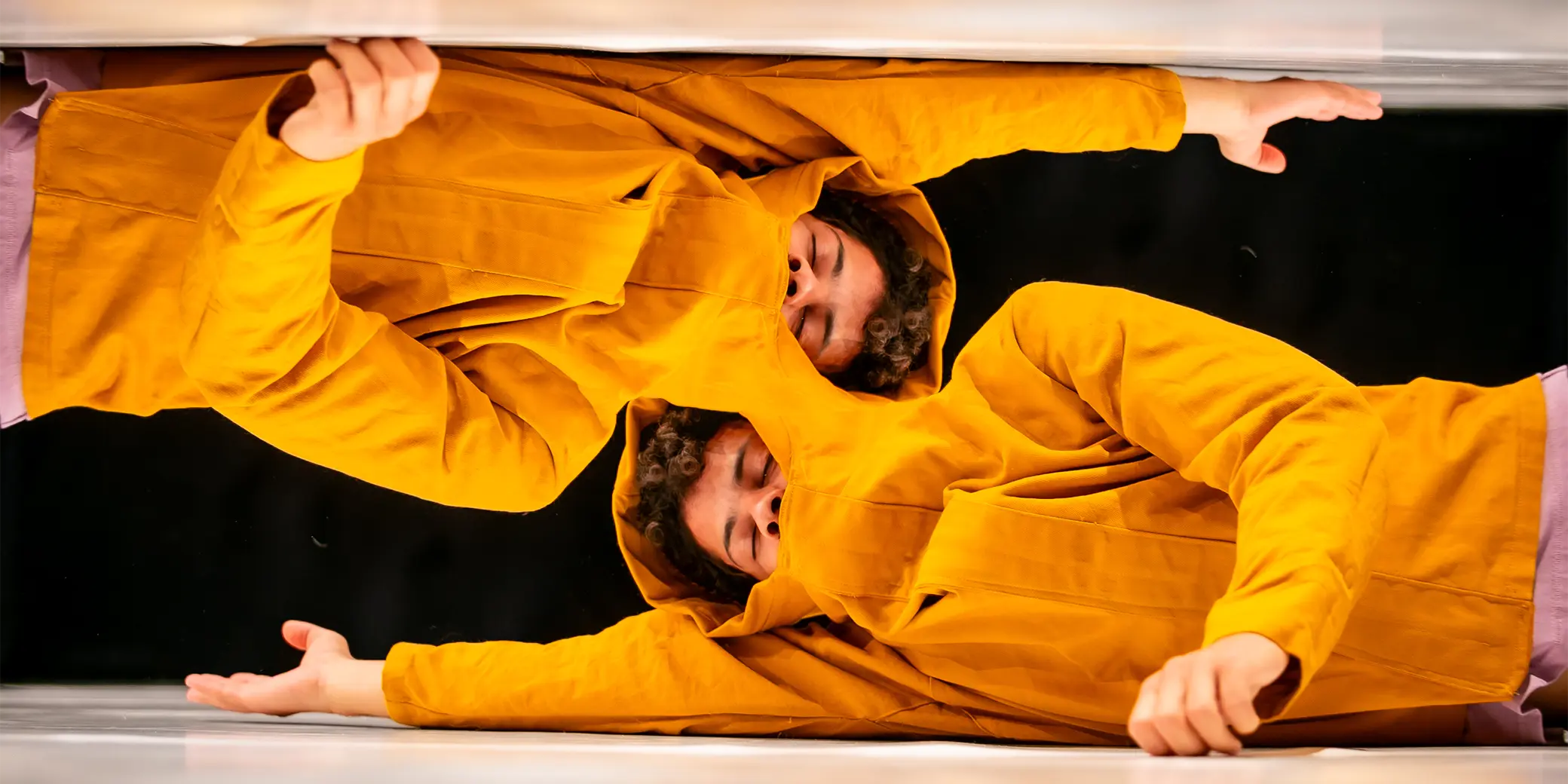 Ramon Lima apparait en double sur la photo vêtu d'un sweat jaune