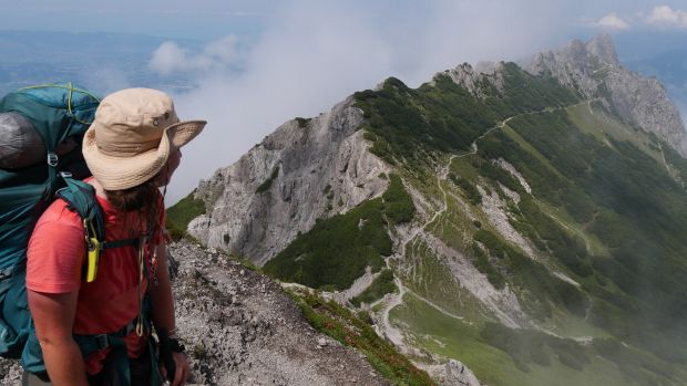 Randonneuse sur la Via Alpina. Crédit photo : Vincent Martin