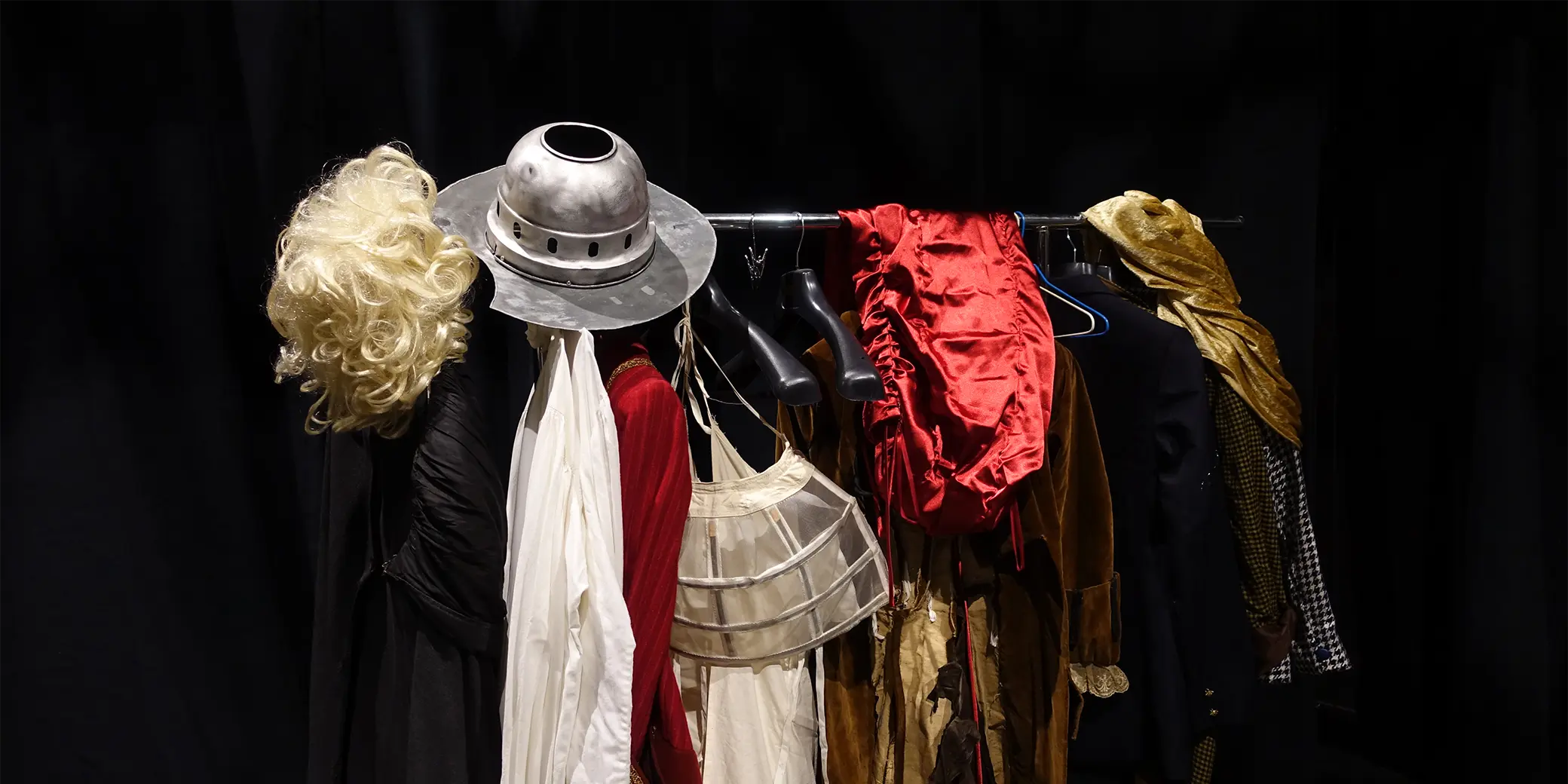 Portant avec les costumes du spectacle 