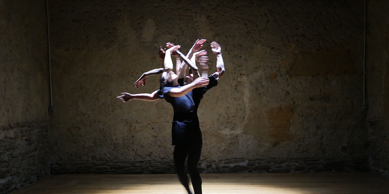 Une danseuse tourne sur elle même