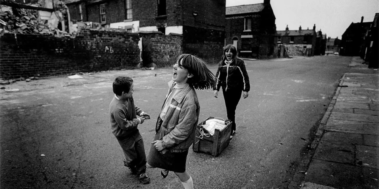 Trois enfants crient et jouent dans la rue 