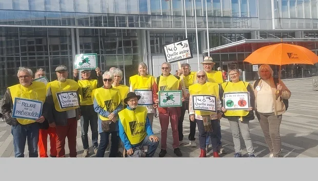 Les militant-es de l'association Ultime Liberté sur le parvis du Palais de justice à Paris lors du procès de Paris.