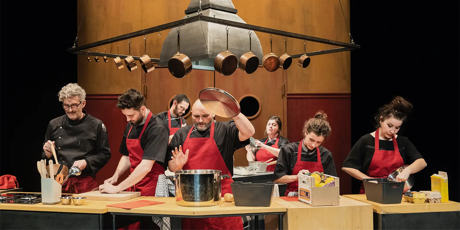 Les comédiens sont en train de cuisiner sur scène