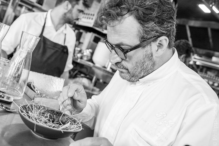 Yves Camdeborde dans sa cuisine