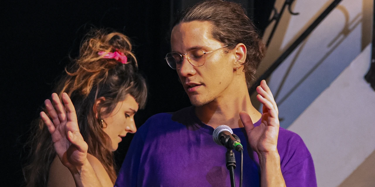 Deux jeunes comédien-nes de profil au plateau