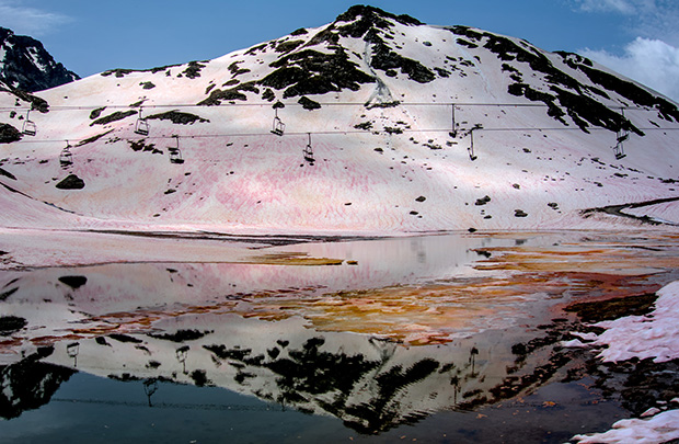 Paysage montagnard avec la neige teinté de rouge