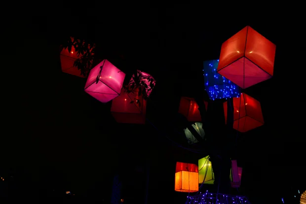 Lampions multicolores dans la nuit.