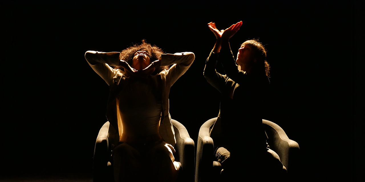 Deux danseuses sur des fauteuils