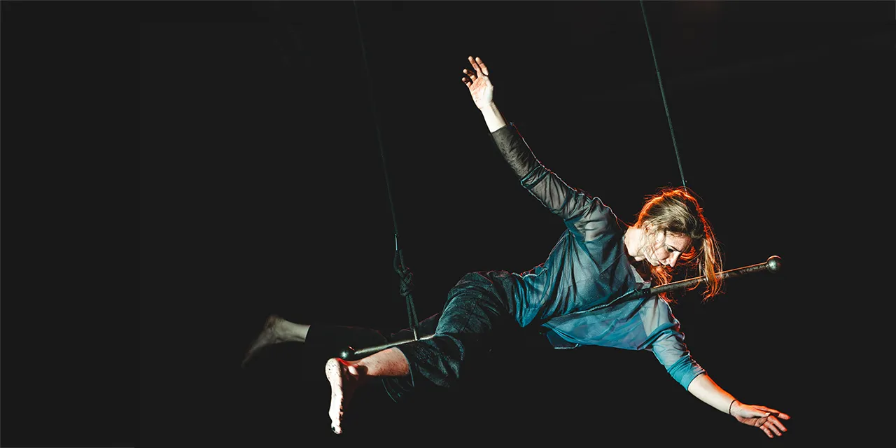 L'acrobate Kamma Rosenbeck est allongée sur son trapèze