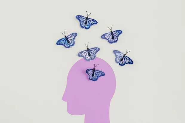 Une tête avec des papillons