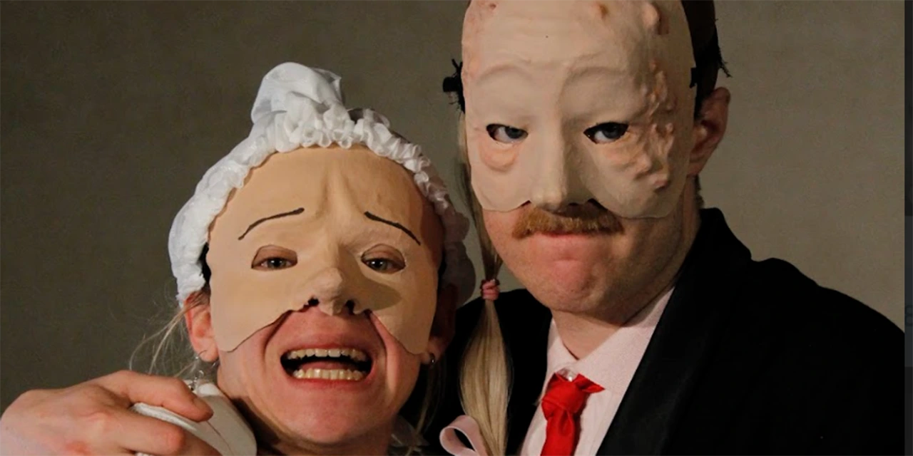 Deux personnages masqués