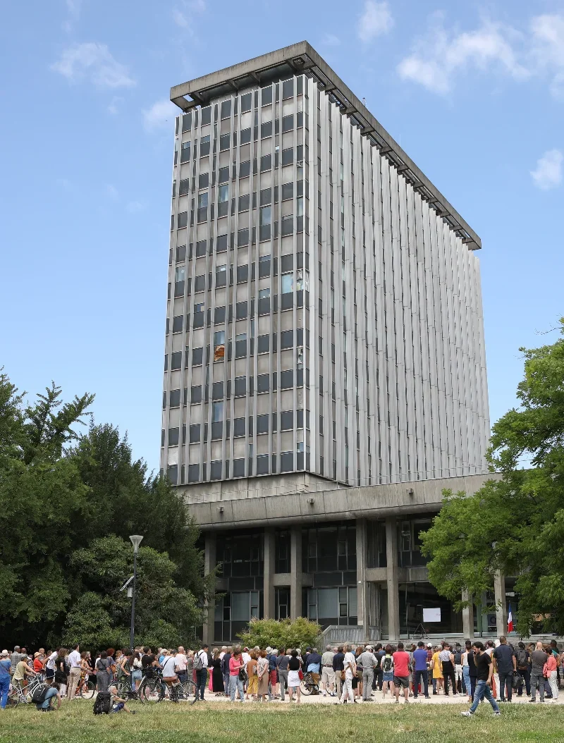 Photo d'un rassembement de personnes au pied de l'hôtel de ville de Grenoble.