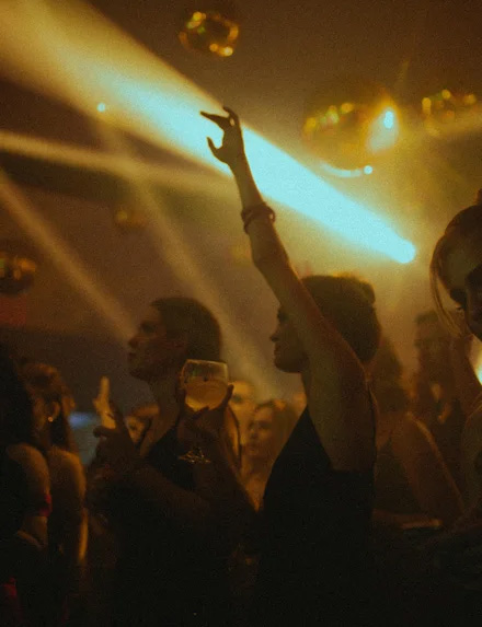 Photo de jeunes en soirée