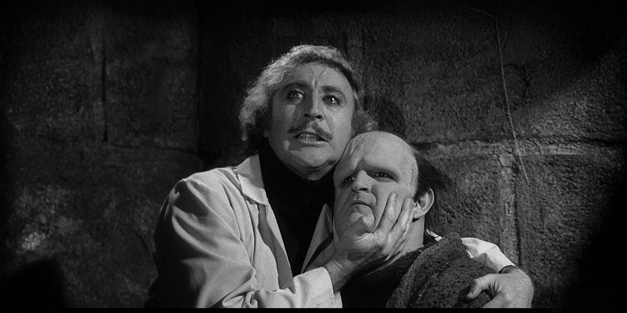 Le Docteur Frankenstein et sa créature se prennent dans les bras 