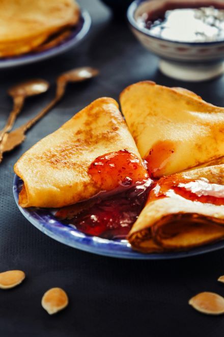 Petit déjeuner avec des crêpes
