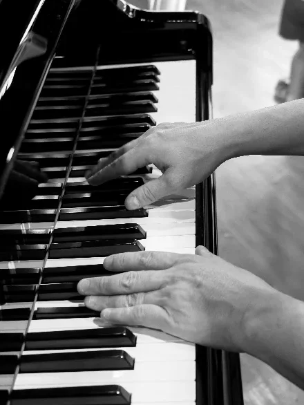 Des mains qui défilent sur les touches d'un piano