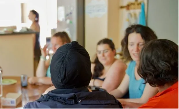 Réunion entre femmes dans le local de l'association