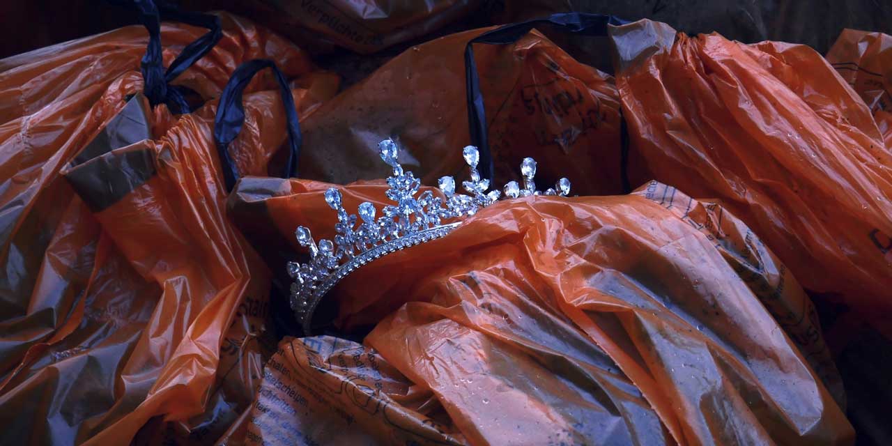 Couronne de diamants posée sur des sacs poubelles rouges 