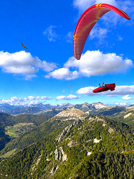 Un parapente rouge dans le ciel
