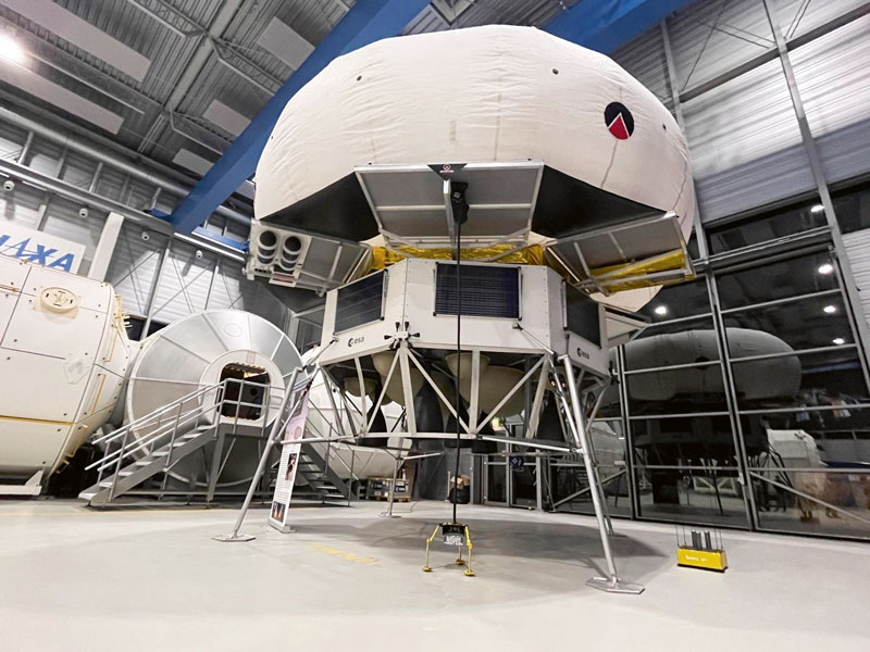 Le prototype est une grande soucoupe blanche avec un toit qui semble gonflé.